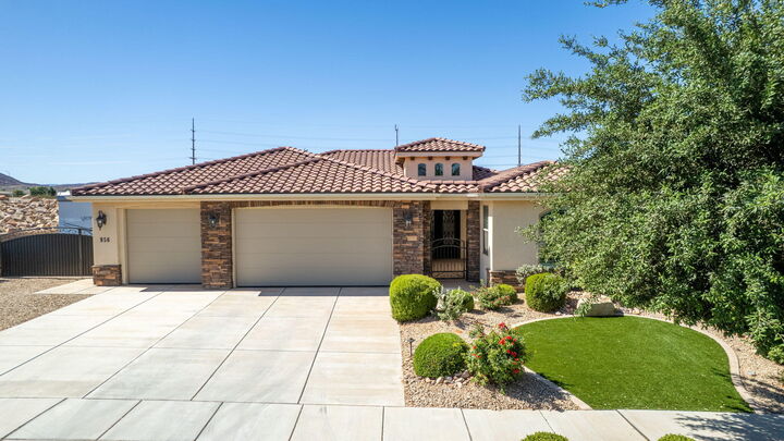 Property Photo: 956 E Roadrunner Dr UT 84780
