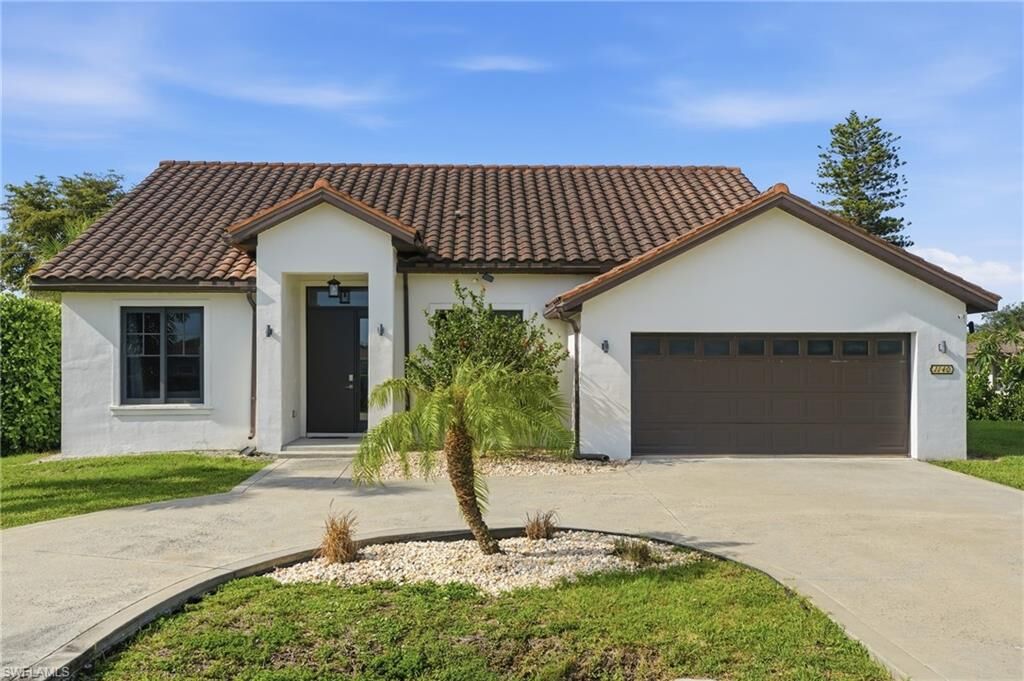 Property Photo: 1140 Jeronimo Dr FL 34103