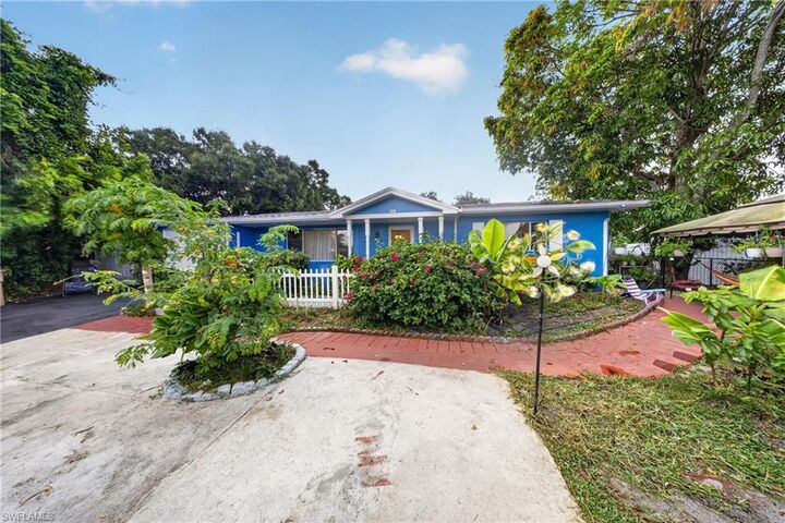Property Photo: 208 Redcliff Ave FL 33936
