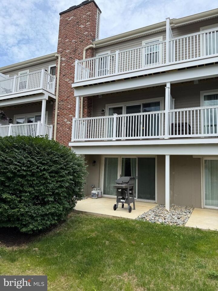 Property Photo: 703 Cheswold Court PA 19087