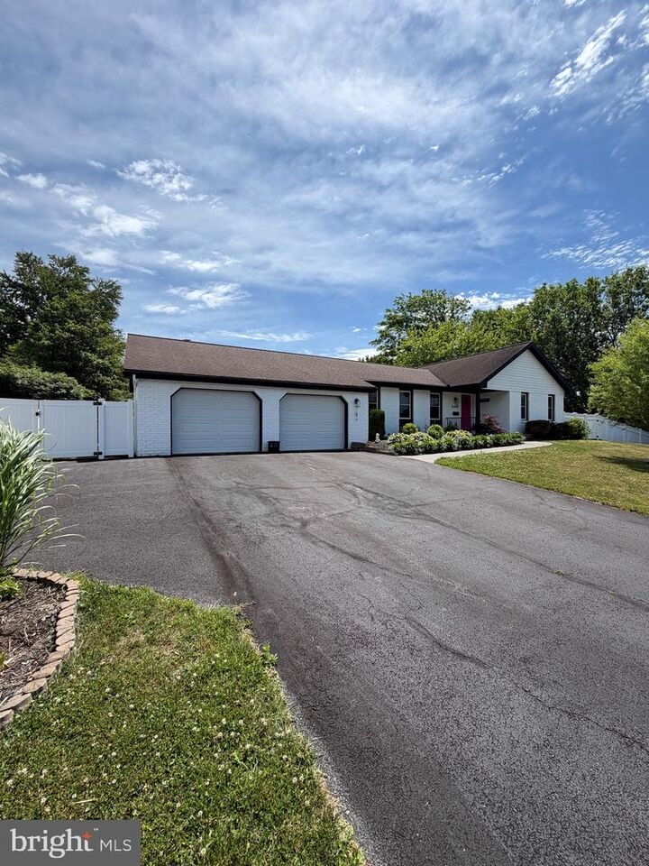 Property Photo:  1098 Hillview Lane  PA 17033 