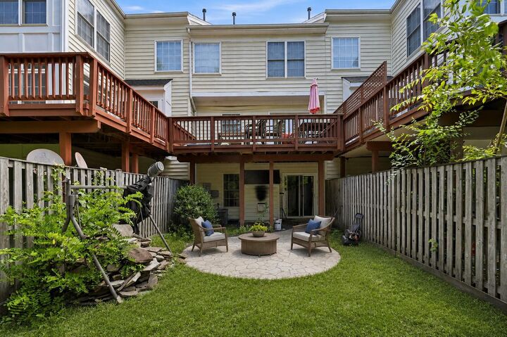 Property Photo:  25203 Dunvegan Square  VA 20152 