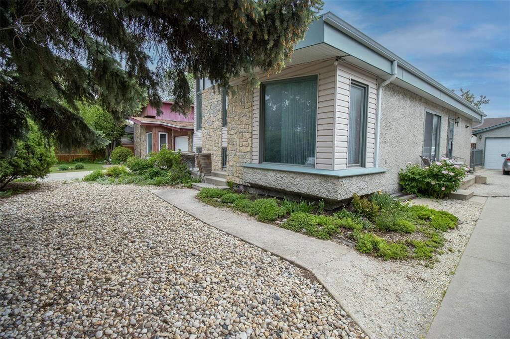 Property Photo:  118 Brentlawn Boulevard  MB R3T 4Z1 