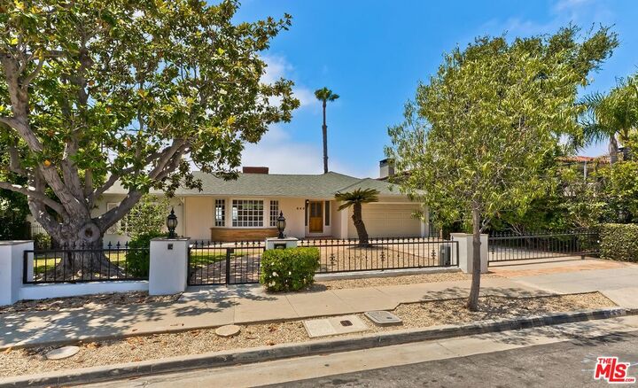 Property Photo:  946 Franklin St  CA 90403 