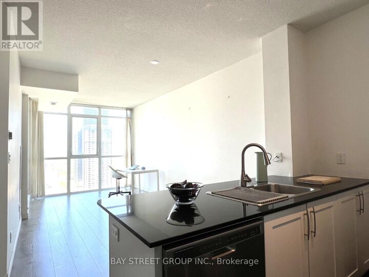 Property Photo: 4070 Confederation Parkway 2808 ON L5B 0E9