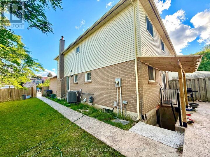 Property Photo: 750 Queensbridge Drive ON L5C 3X2