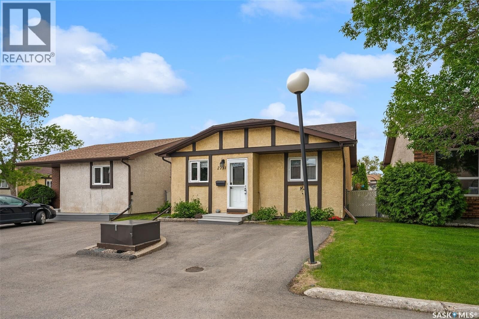 Property Photo:  2711 Meadow Lane E  SK S4V 1L7 
