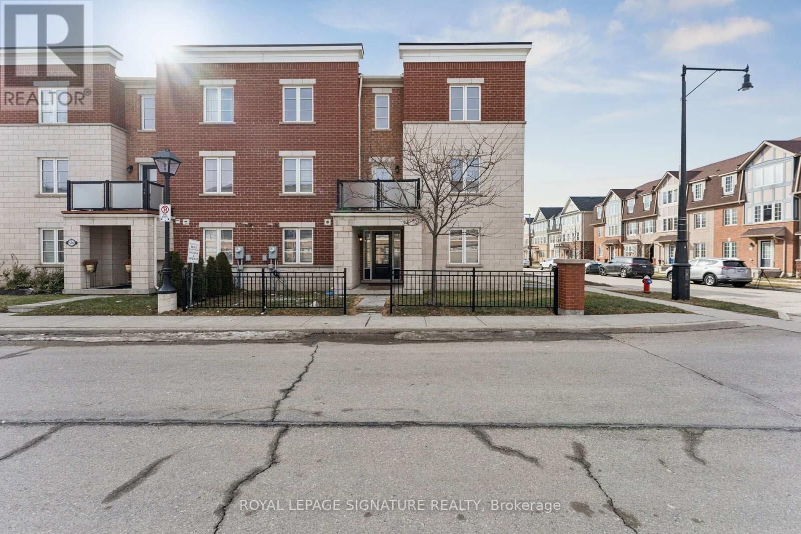 Property Photo:  122 Baycliffe Crescent  ON L7A 3Y7 