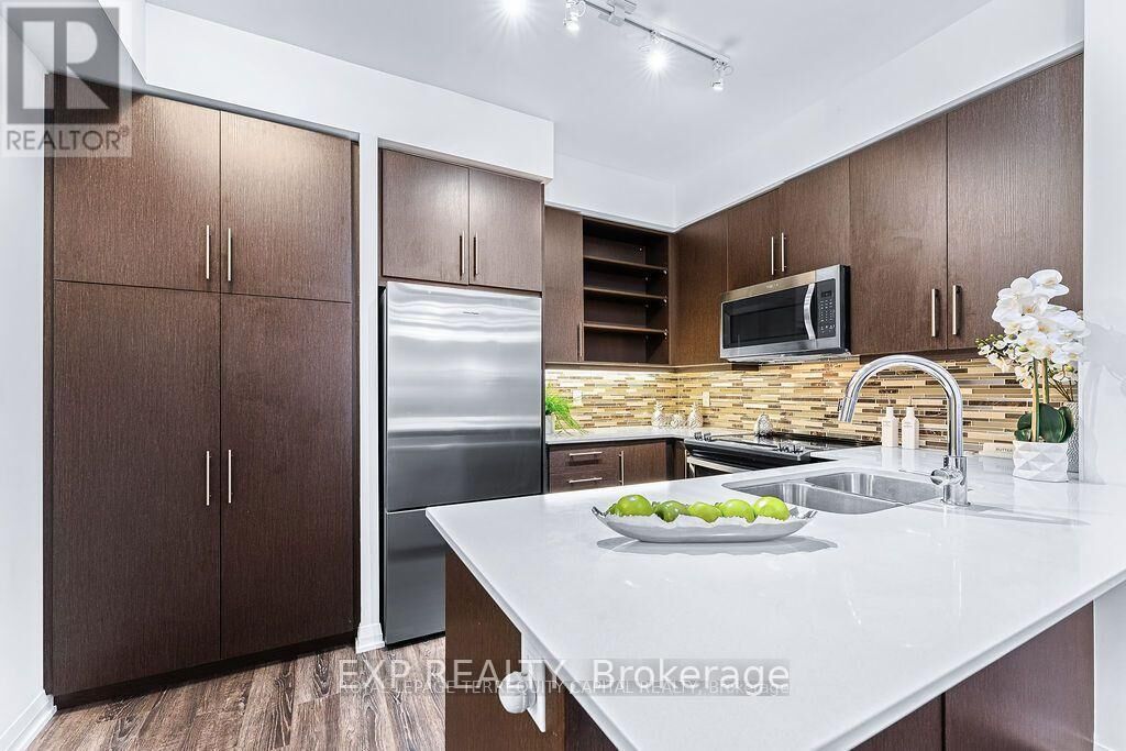 Property Photo: 65 Oneida Crescent Southeast 502 ON L4B 0A1