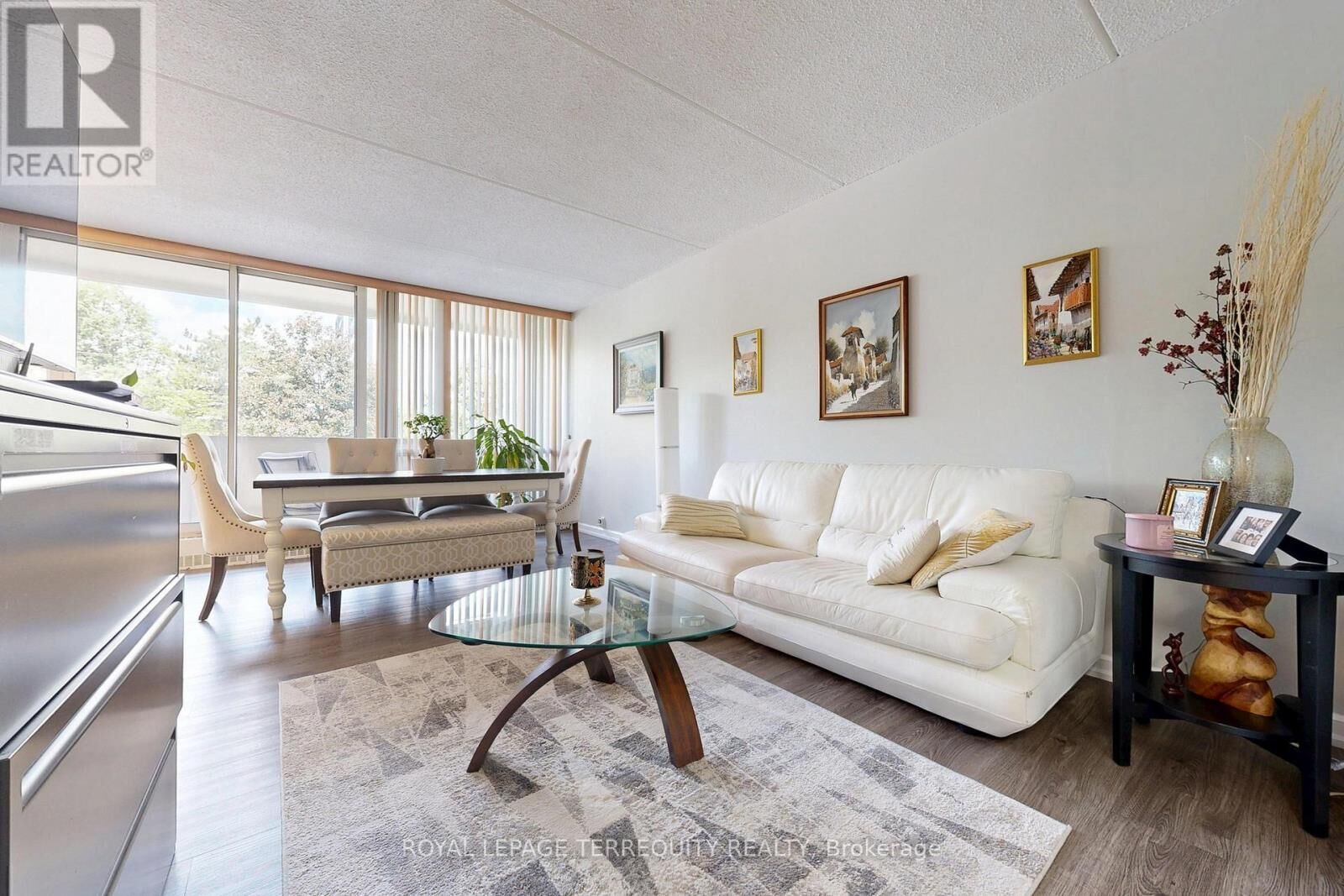 Property Photo:  2 Glamorgan Avenue 212  ON M1P 2M8 