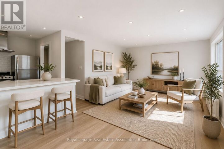 Property Photo:  237 Lakeshore Road East 2  ON L5G 1G8 