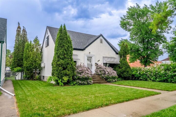Property Photo: 409 Jefferson Avenue MB R2V 0N5
