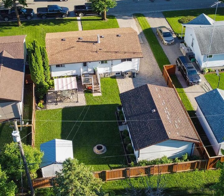 Property Photo:  677 Maplewood Crescent  MB R1N 0A9 