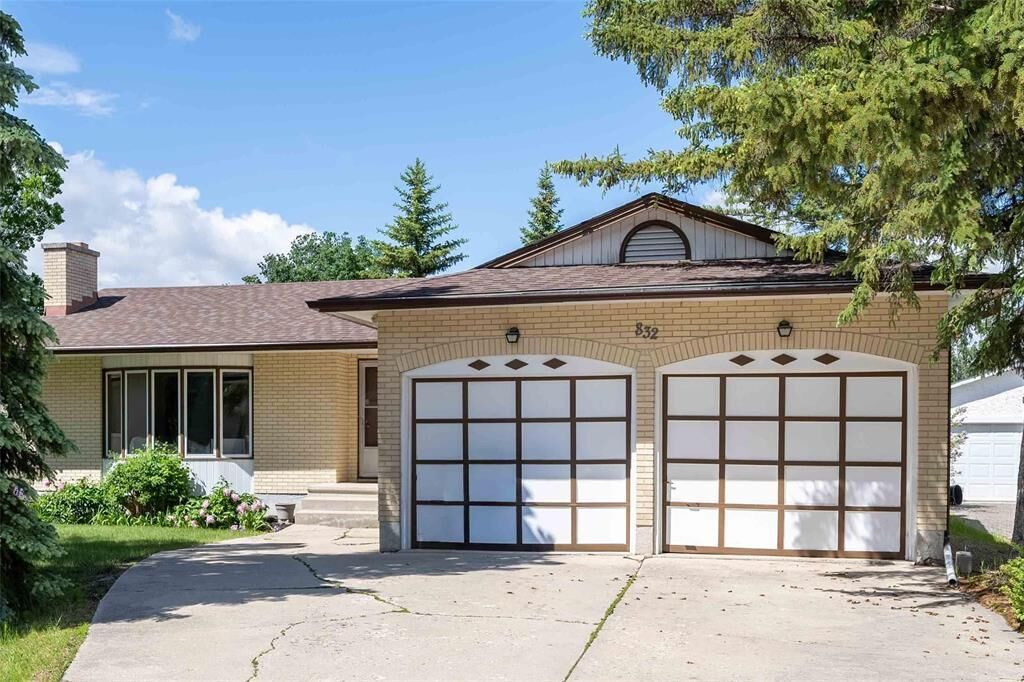 Property Photo: 832 Community Row MB R3R 1J1