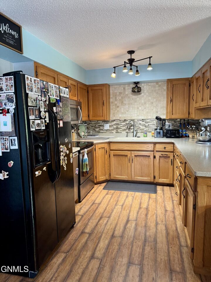 Property Photo:  1005 Deapolis Drive  ND 58545 