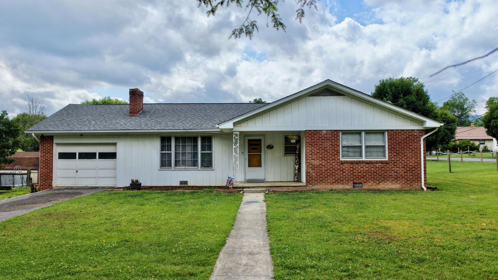 Property Photo: 123 E Chestnut WV 24910
