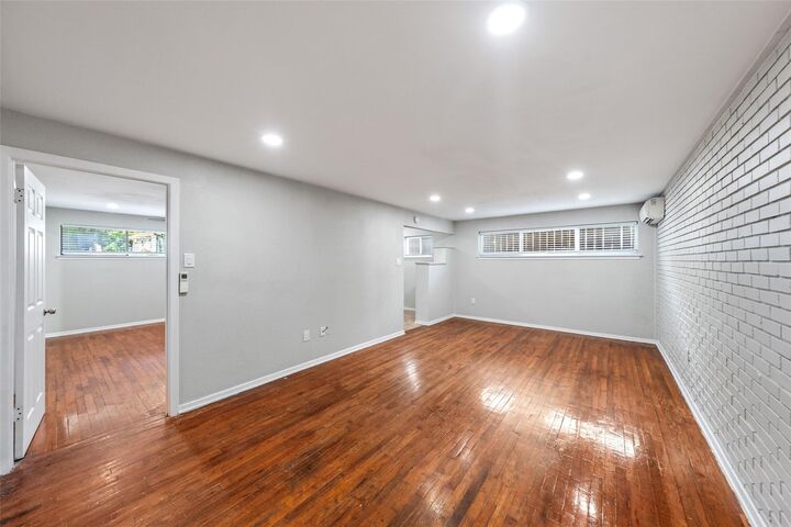Property Photo: 311 Hawthorne Street 21 TX 77006