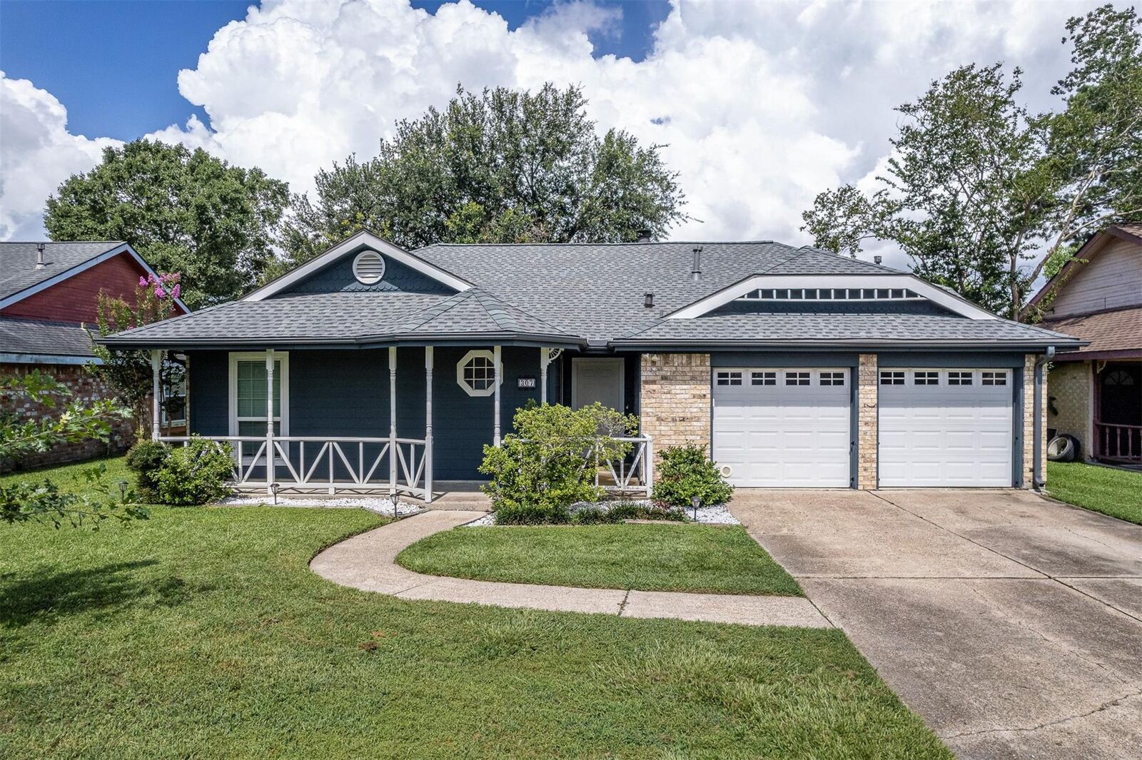Property Photo: 307 Enfield Drive TX 77562