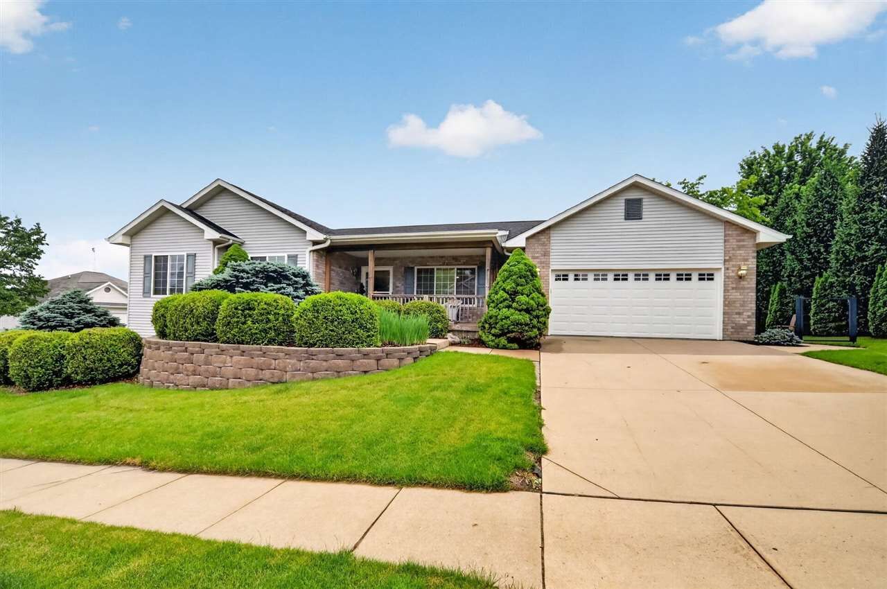 Property Photo:  7 Phyliss Pl  IA 52245 