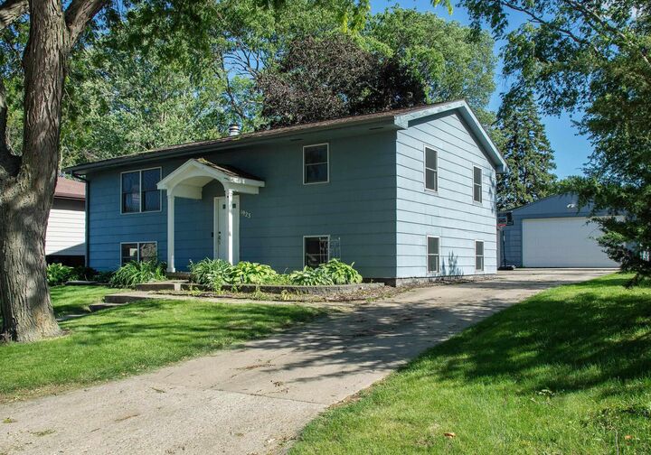 Property Photo:  1923 4th Ave NW  IA 50677 
