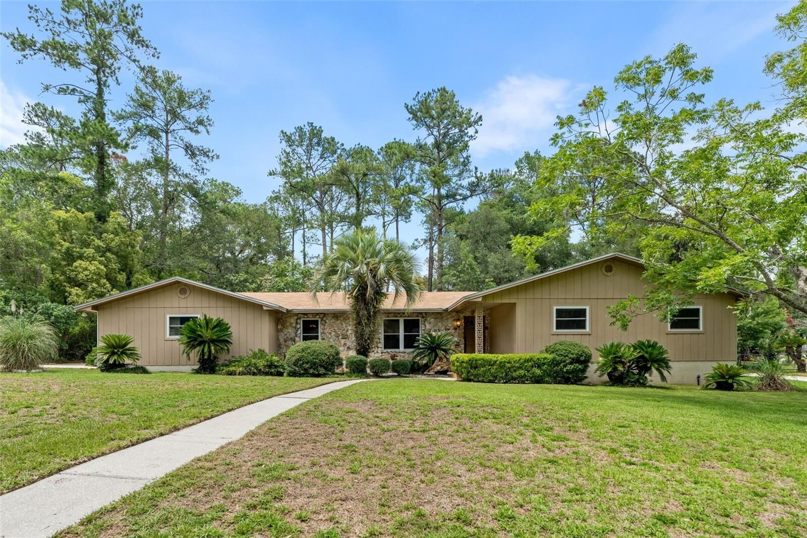 Property Photo: 7610 NW 40th Avenue FL 32606