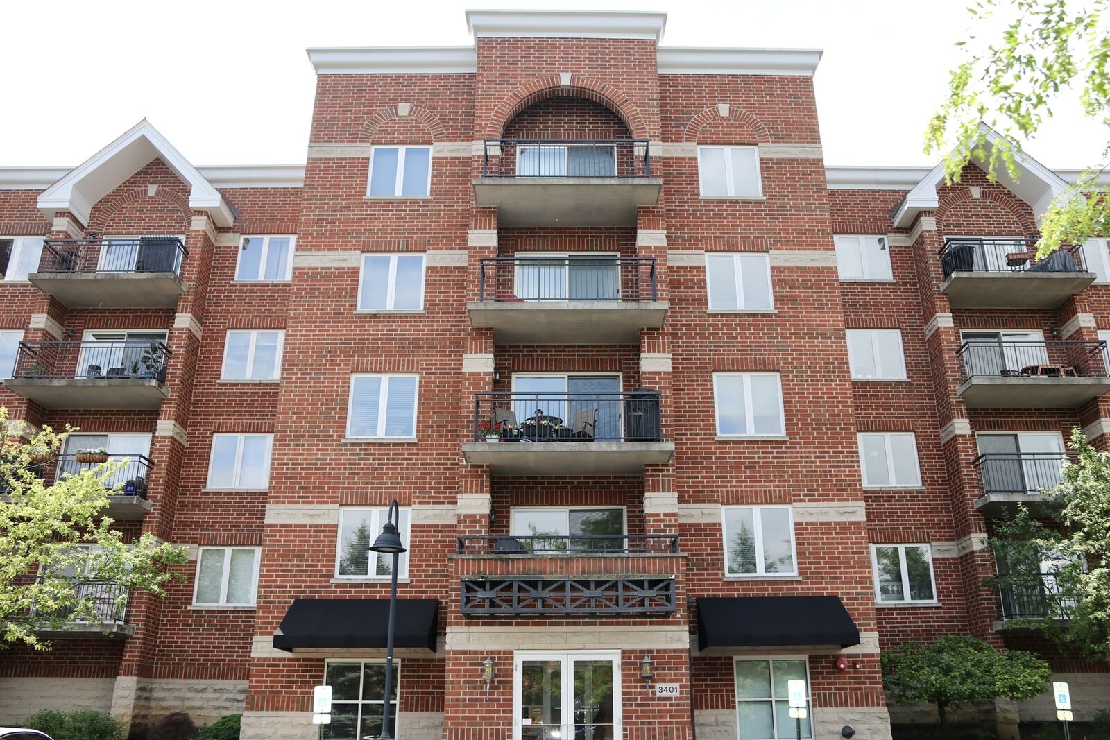 Property Photo:  3401 N Carriageway Drive 401  IL 60004 