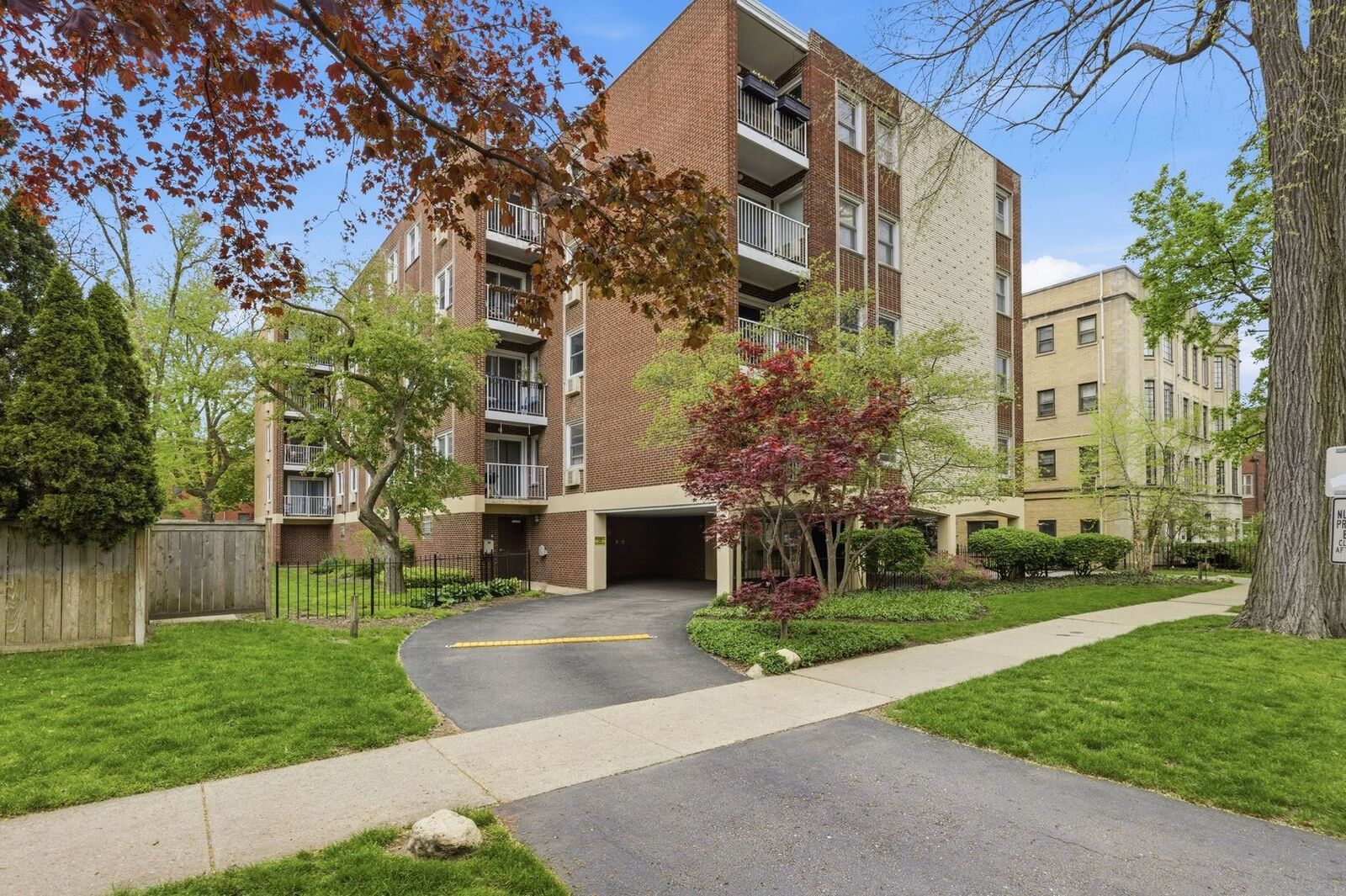 Property Photo: 1310 Maple Avenue 2C IL 60201