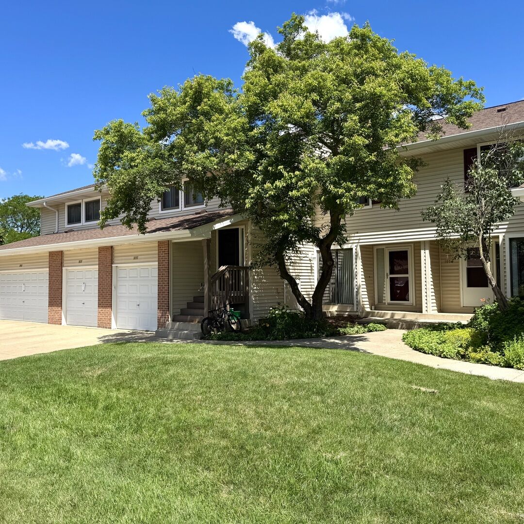 Property Photo:  1036 N Pine Tree Circle  IL 60089 