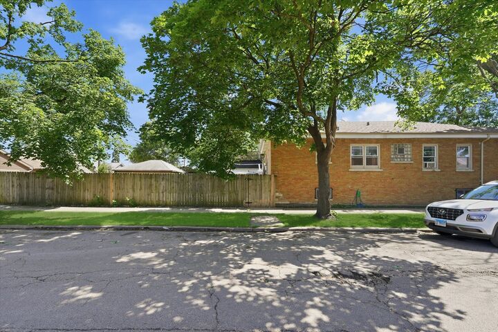 Property Photo:  7201 S Sawyer Avenue  IL 60629 