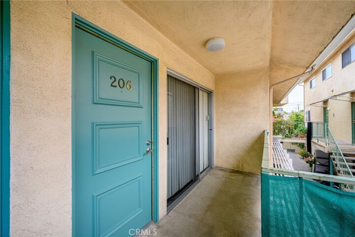 Property Photo: 121 Sinclair Avenue 206 CA 91206