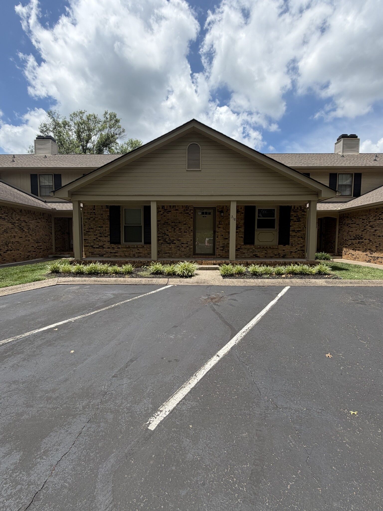 Property Photo: 318 Kingswood Ct TN 37043