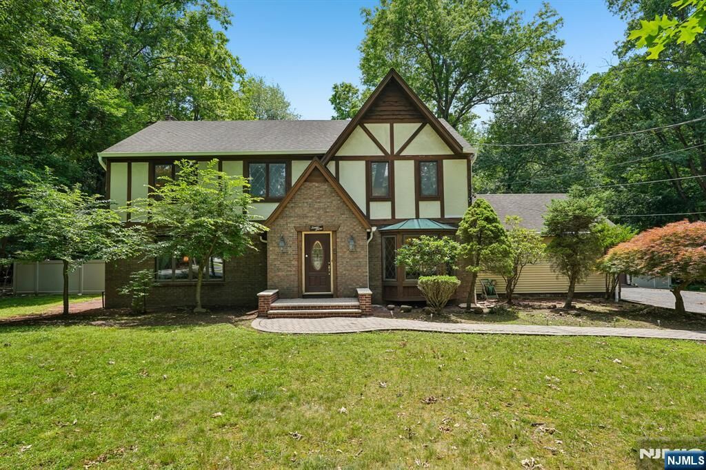 Property Photo:  27 Chestnut Avenue  NJ 07675 
