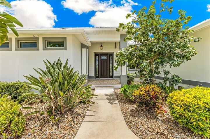 Property Photo: 2477 Sierra Ln FL 33950