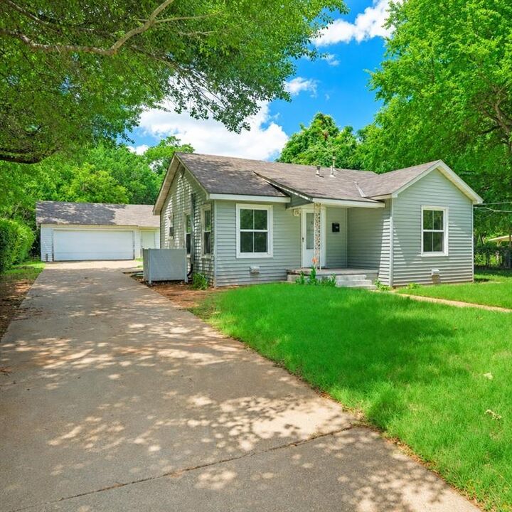 Property Photo: 1015 Wilshire Boulevard TX 76012