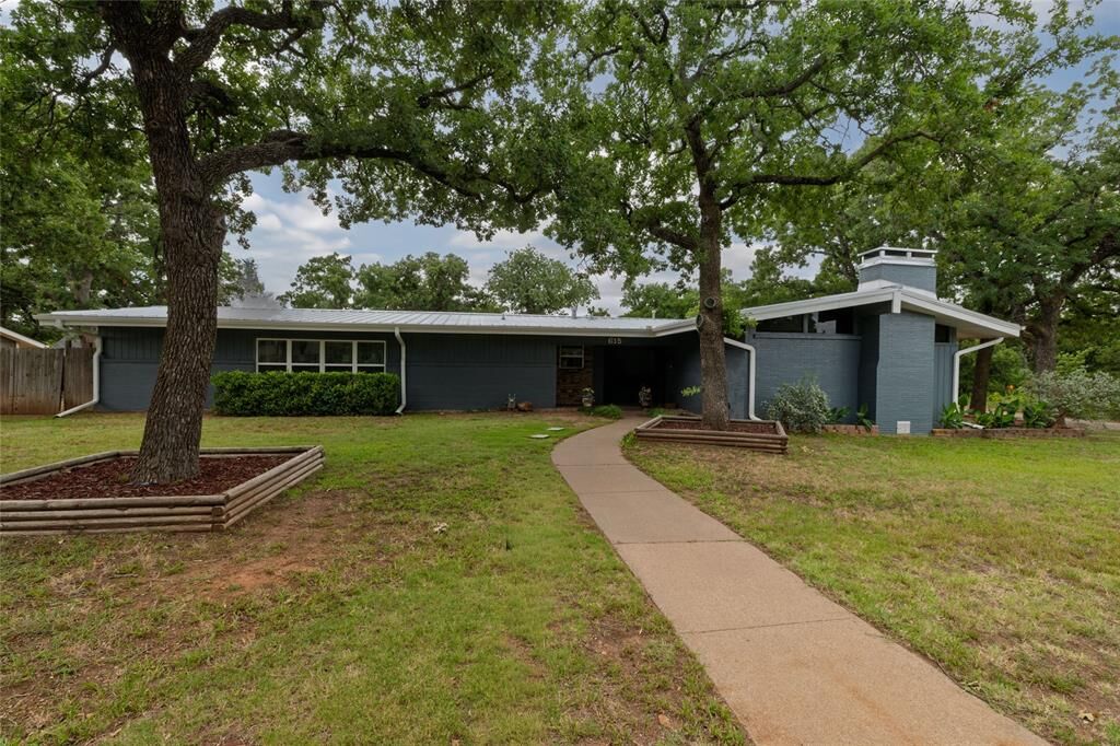 Property Photo: 615 SW 20 Street TX 76067