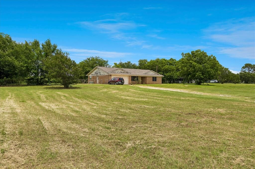 Property Photo: 1955 E Renfro Street TX 76028
