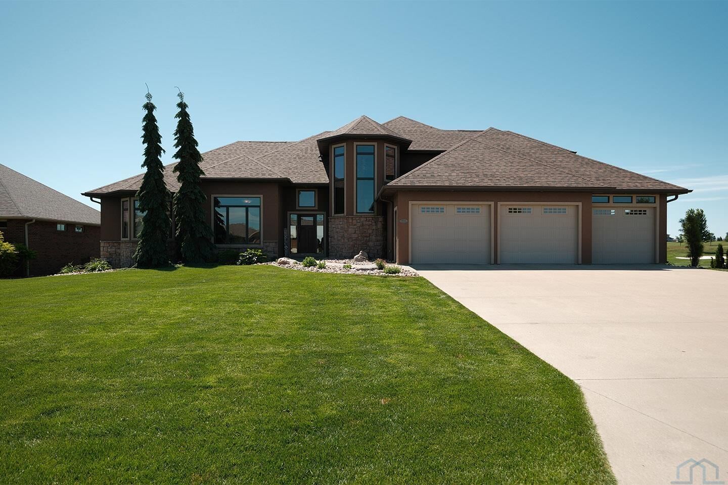 Property Photo:  995 Colonial Street  IA 51250 