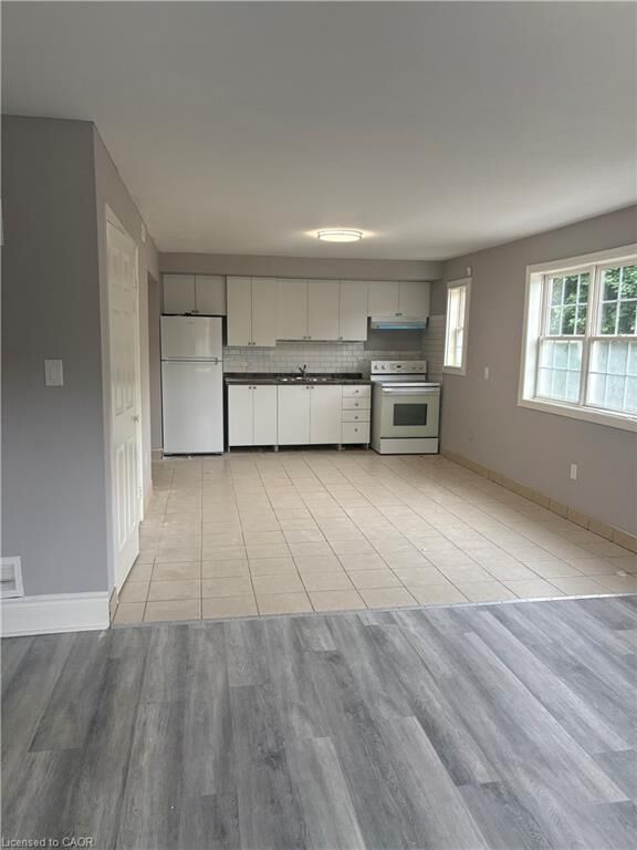 Property Photo:  81 Dundas Street 1  ON L9H 7T5 