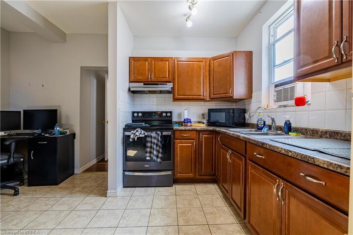 Property Photo: 113 Brant Avenue 3 ON N3T 3H4