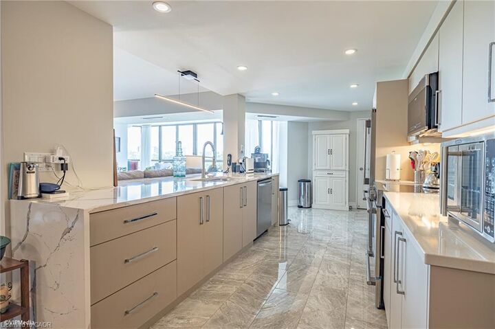 Property Photo:  265 Westcourt Place 601  ON N2L 6E4 