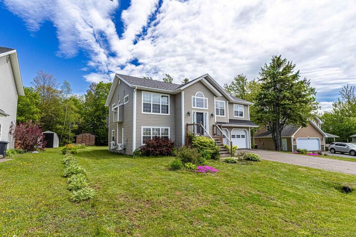 Property Photo:  49 Parkway Drive  PE C1E 2M3 