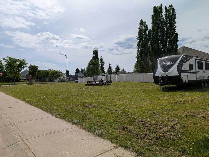 Property Photo: 22 Parkdale Way SE AB T0G 2A3