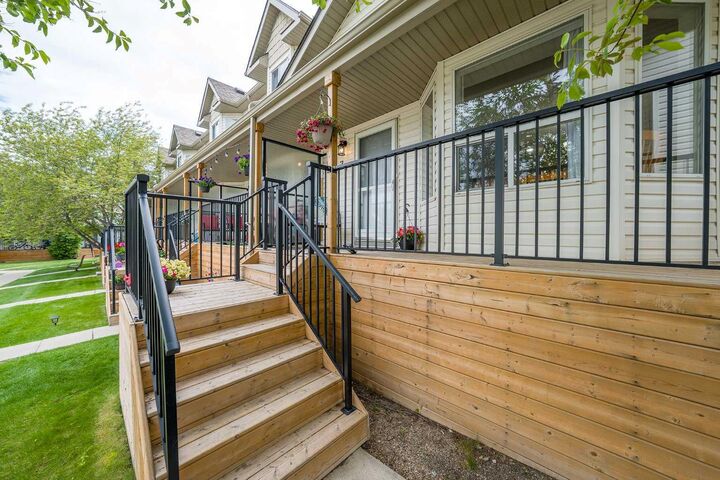 Property Photo: 73 Hidden Valley Villas NW AB T3A 5W7