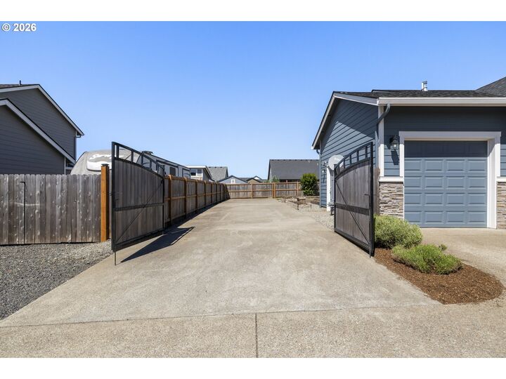 Property Photo: 405 NE Berry St OR 97385