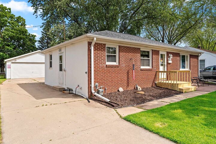 Property Photo:  1225 Redwood Drive  WI 54304 