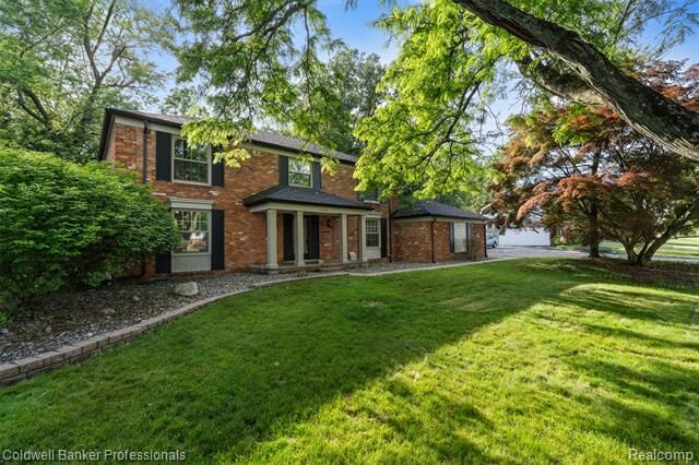 Property Photo: 5890 Pinecroft Drive MI 48322