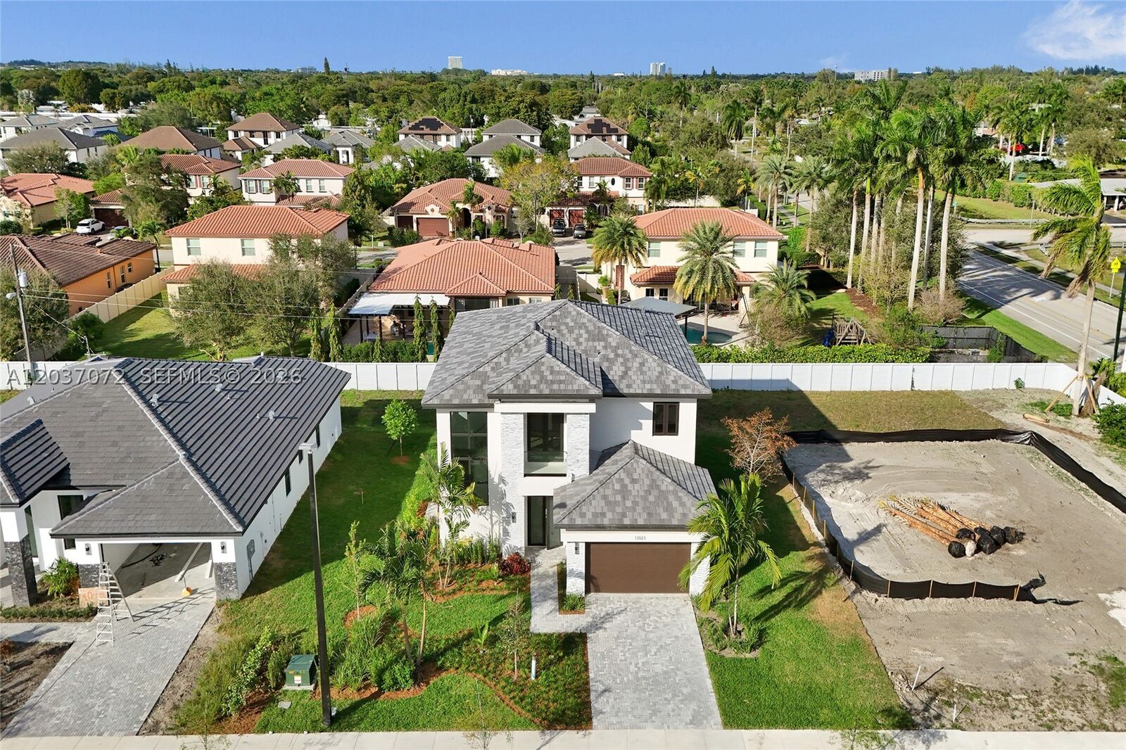 Property Photo: 13023 Davie Oaks Dr FL 33325