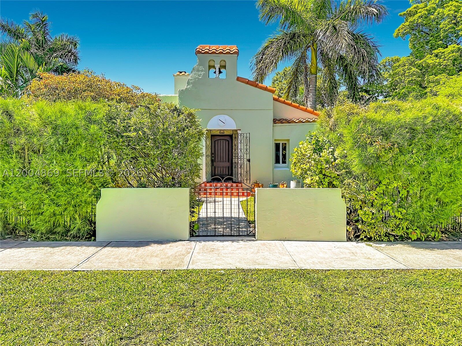 Property Photo:  1029 Harrison St  FL 33019 