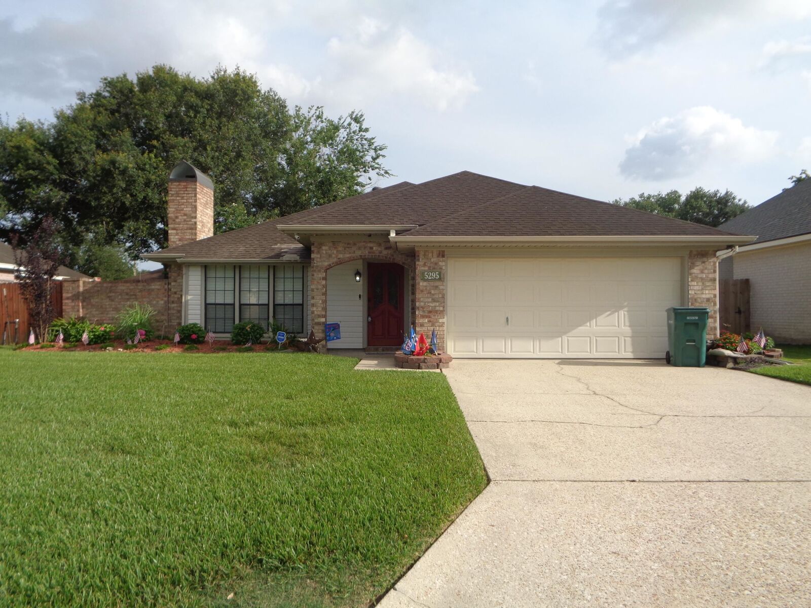 Property Photo: 5295 Greenbriar Ln TX 77706-7404