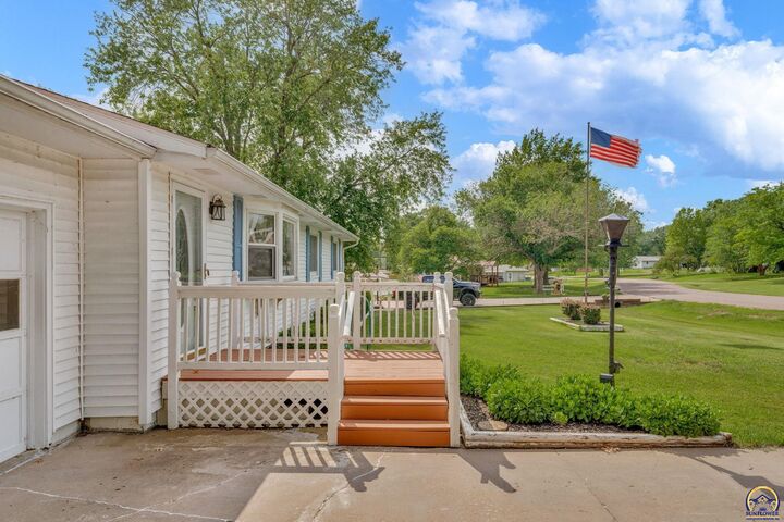 Property Photo: 533 NE Monhollon Dr KS 66617